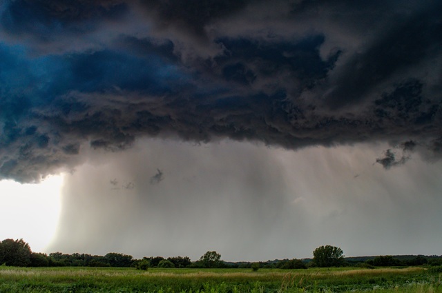 Downburst: krachtige neerwaartse luchtstroom uit een onweersbui