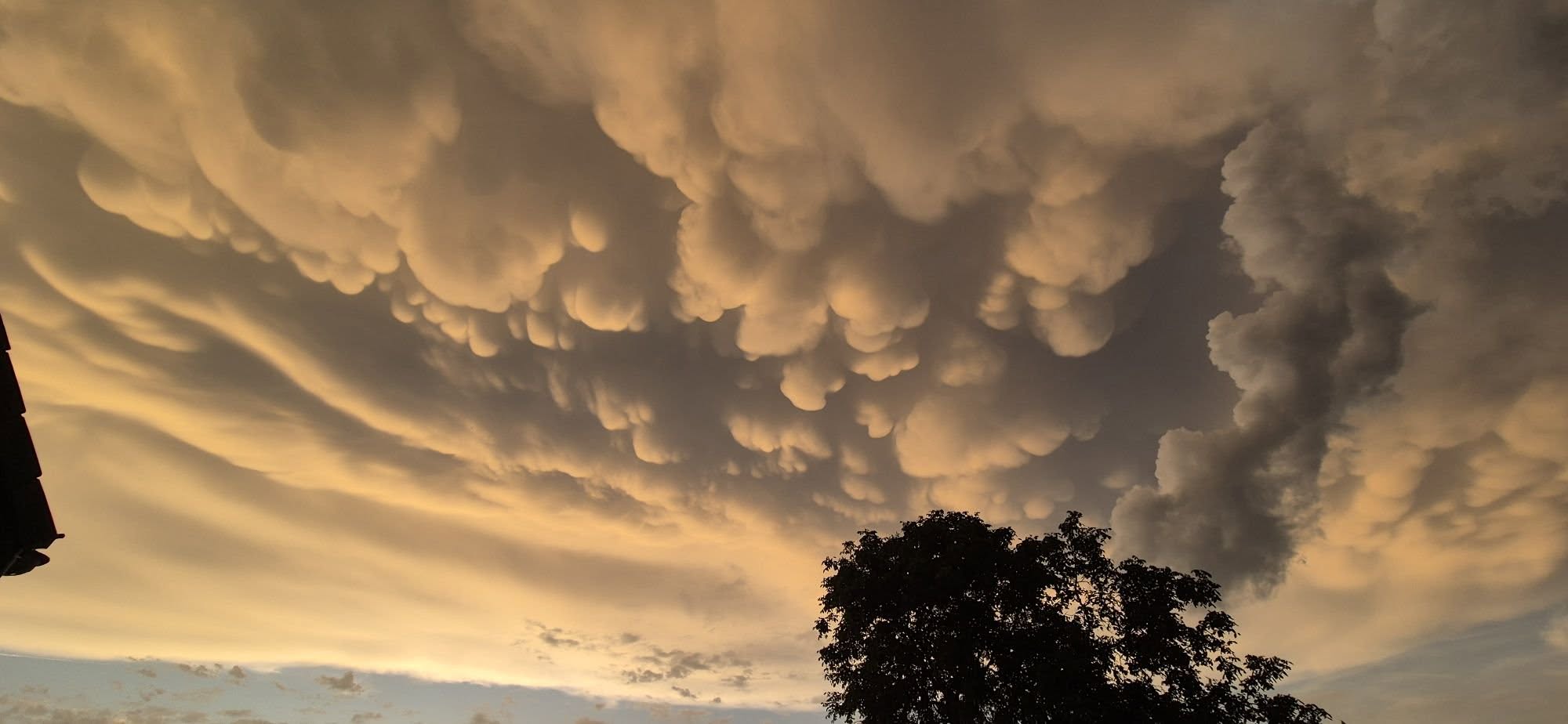 Mammatuscumulonimbus boven België tijdens het noodweer van mei 2026