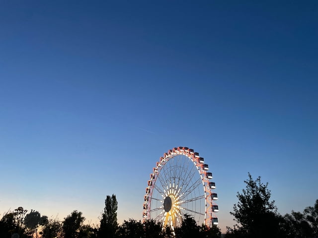 Sfeerfoto reuzenrad bij heldere hemel op Tomorrowland 2024